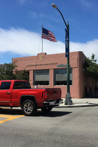 <p><strong>United States Post Office, </strong>Albany, California, U.S.A. This is typical of the thousands of post offices in the country that, despite the computer age, are in constant use by the local community.</p>
