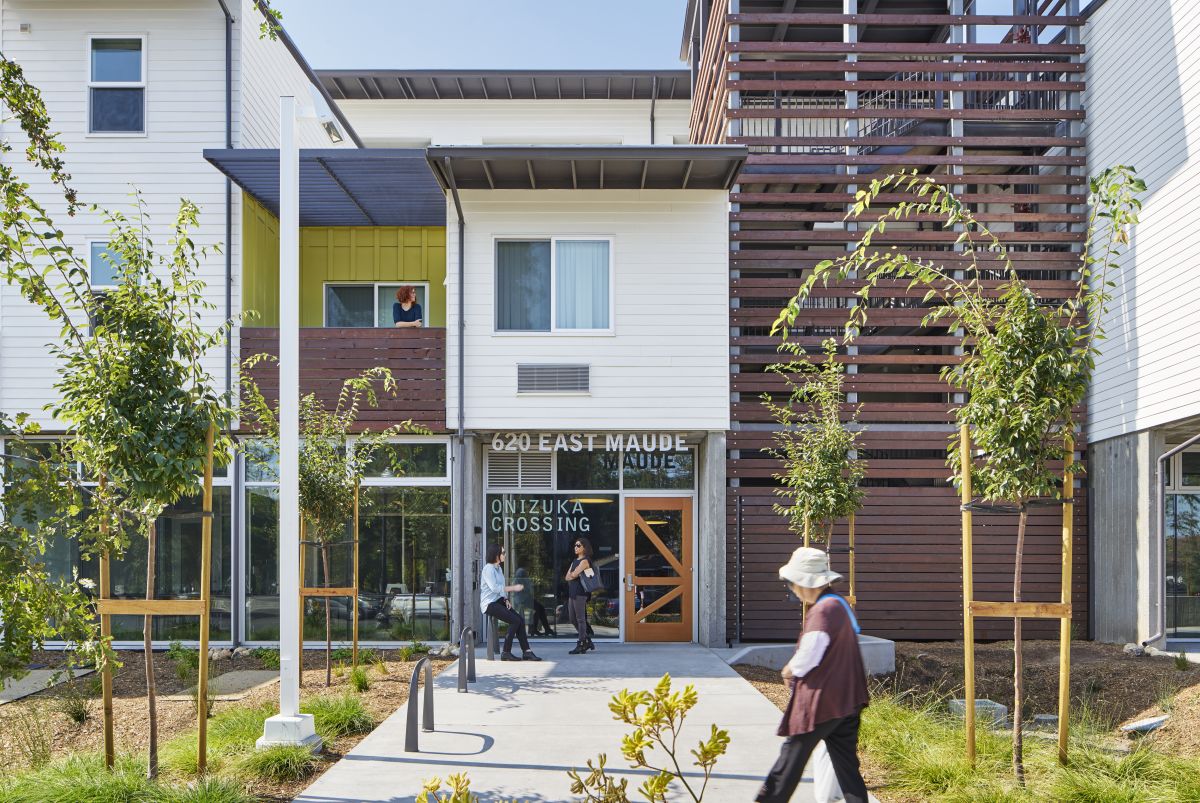 <p>Onizuka Crossing Housing, David Baker Architects, San Francisco, 2016. The result of a partnership between MidPen Housing and the City of Sunnyvale, California, U.S.A., Onizuka Crossing provides 58 low-income working families with new, affordable rental homes in Sunnyvale, the heart of the Silicon Valley. Twenty-nine units are reserved for formerly homeless individuals and their families. (<a href='https://www.dbarchitect.com/project_detail/178/Onizuka%20Crossing%20Family%20Housing.html'>See: https://www.dbarchitect.com/project_detail/178/Onizuka%20Crossing%20Family%20Housing.html</a>) Photo credit: ©Bruce Damonte.from DBArchitect.com.</p>
