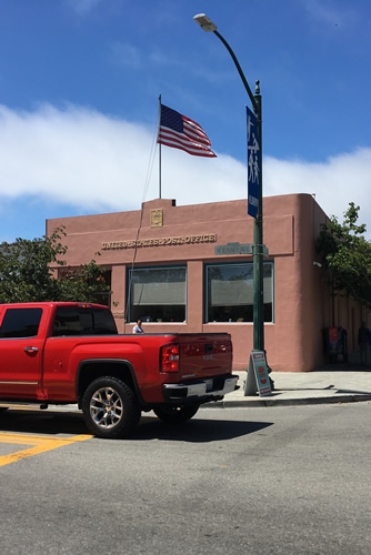 <p><strong>United States Post Office, </strong>Albany, California, U.S.A. This is typical of the thousands of post offices in the country that, despite the computer age, are in constant use by the local community.</p>
